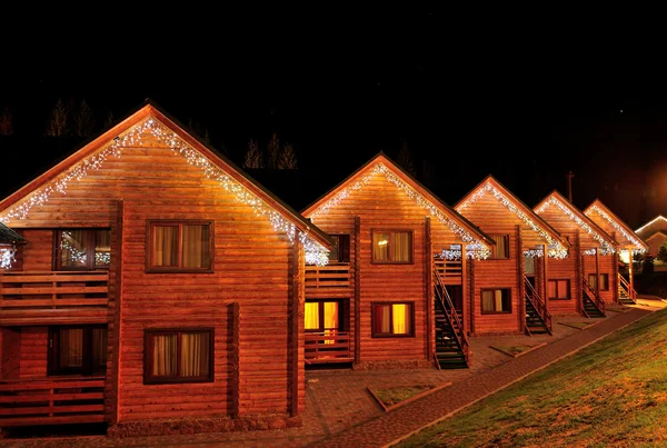 Geschmücktes Haus mit Weihnachtsbeleuchtung — Stockfoto