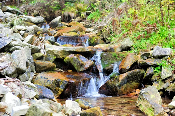 Bergsflod — Stockfoto