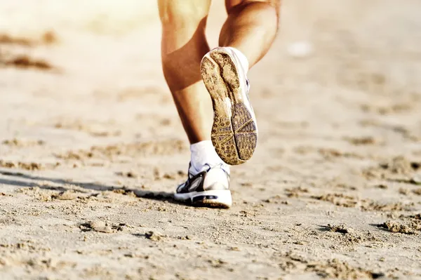 Piedi runner in esecuzione sulla spiaggia primo piano sulla scarpa — Foto Stock