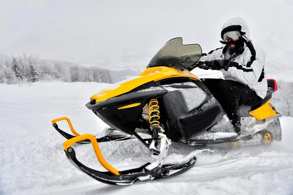 Man op de sneeuwscooter — Stockfoto