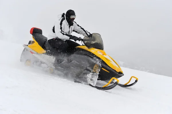 Hombre en moto de nieve — Foto de Stock