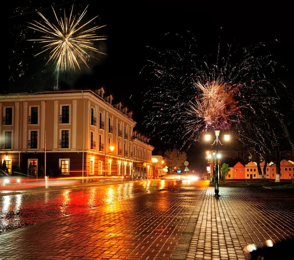 Mysterieuze steegje met lantaarns met vuurwerk 's nachts — Stockfoto