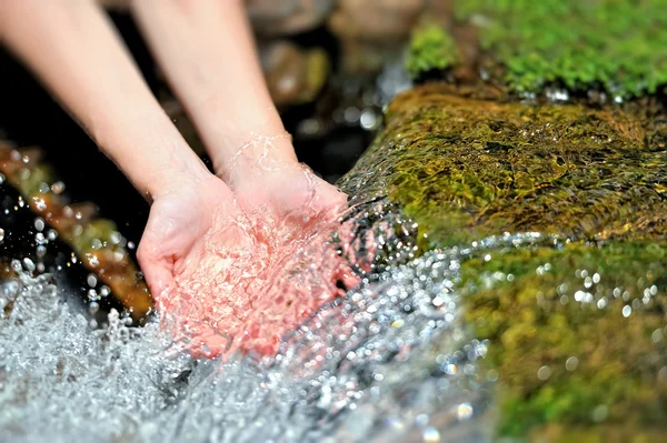 kadının elleri ile su sıçrama