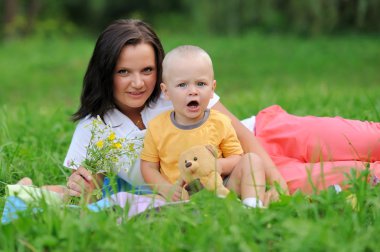 Parktaki genç anne ve kızı.