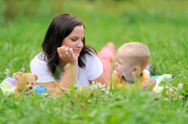 Parktaki genç anne ve kızı.