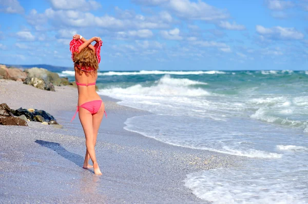 Ung flicka på havet kusten — Stockfoto