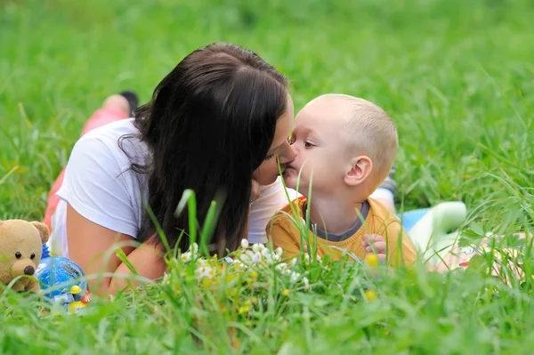 Hermosa joven madre e hijo — Foto de Stock