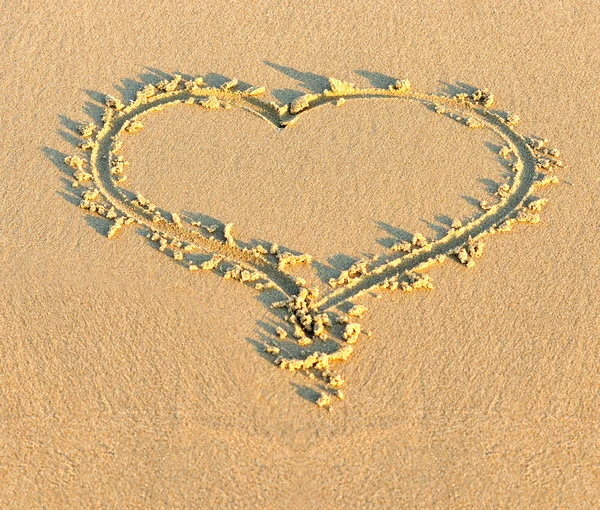 Hjertet trukket i sanden – stockfoto
