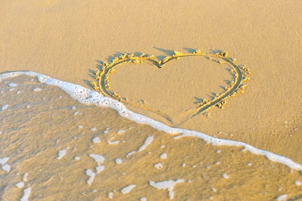 Srdce nakreslené v písku — Stock fotografie