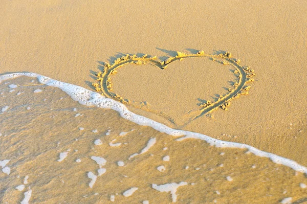 Hart getrokken in het zand — Stockfoto