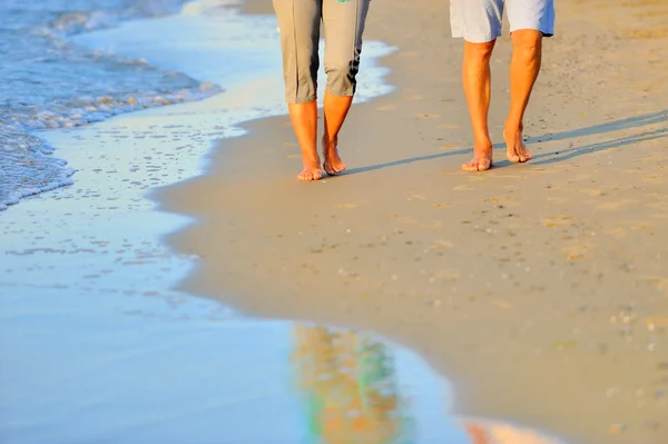 Primo piano di una coppia romantica lungo la spiaggia — Foto Stock