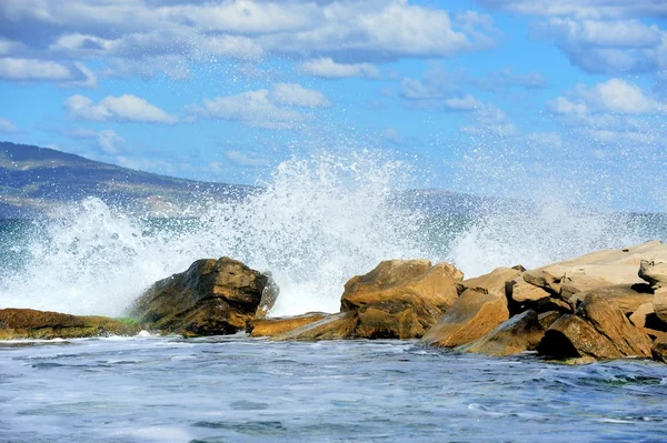 Τα κύματα σπάσιμο στην ένα πετρώδες — Φωτογραφία Αρχείου