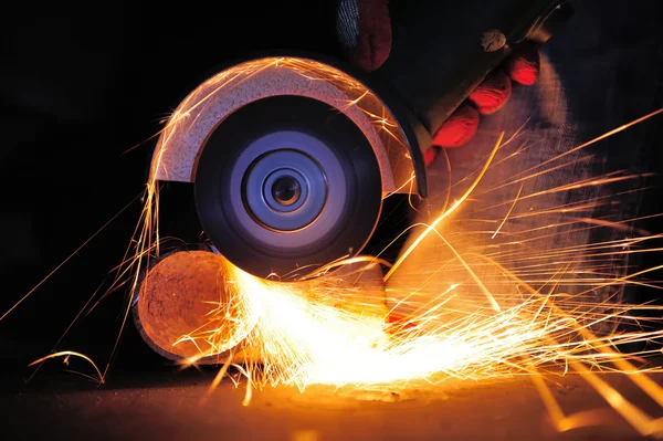 Dělník řezání kovu s bruskou — Stock fotografie
