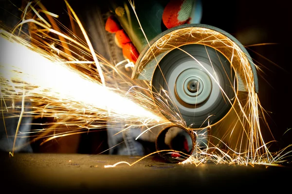 Trabajador de corte de metal con amoladora — Foto de Stock