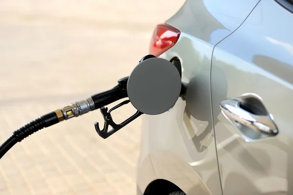 Encher o combustível no posto de gasolina — Fotografia de Stock