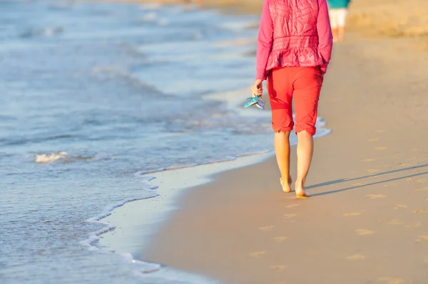 Wandelen op het strand — Stockfoto