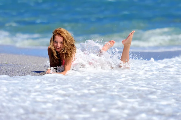 Jovem na costa do oceano — Fotografia de Stock