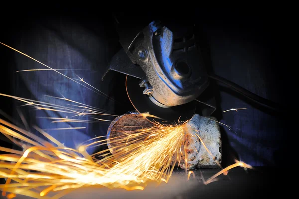 Worker cutting metal with grinder — Stock Photo, Image