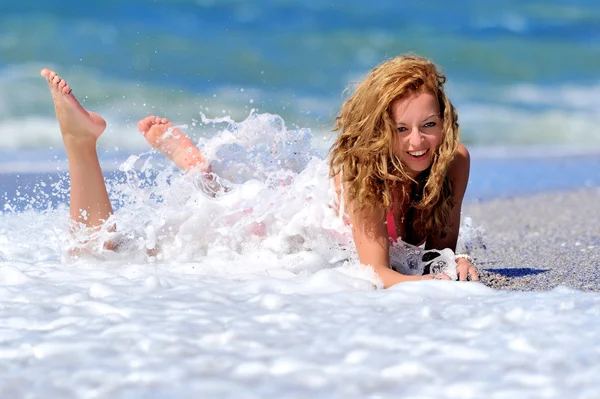 Fiatal lány az óceán partján — Stock Fotó