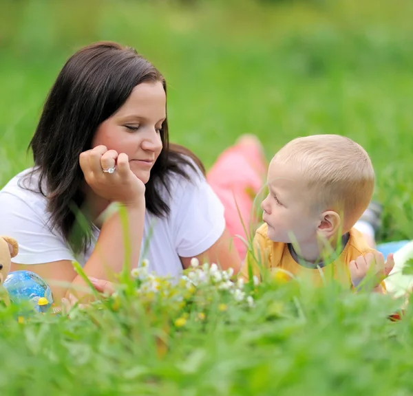 Joven madre e hijo — Foto de Stock