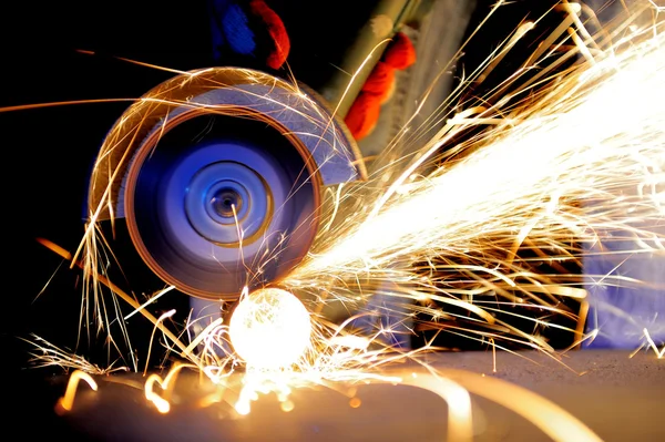 Trabajador de corte de metal con amoladora — Foto de Stock