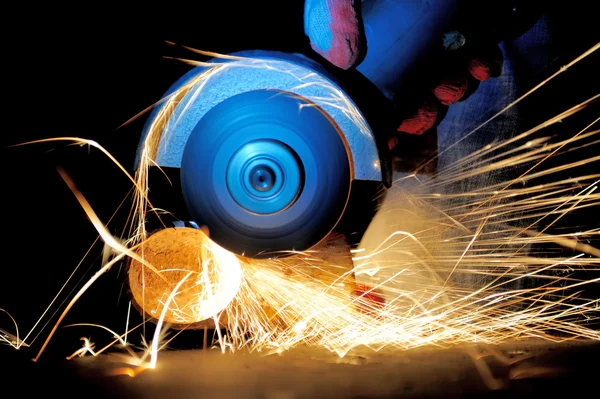 Worker cutting metal with grinder — Stock Photo, Image