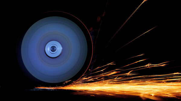 Рабочий резки металла с шлифовальным станком