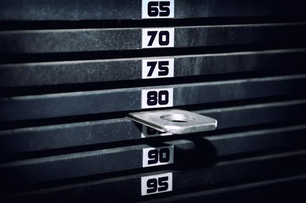 paslı metal ağırlıklar yığını