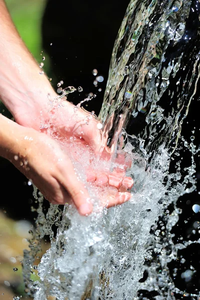 Las manos de la mujer con agua salpicada — Foto de Stock