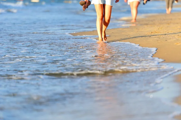 Promenader på stranden — Stockfoto