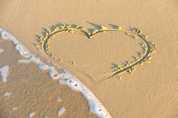 Hjertet trukket i sanden – stockfoto