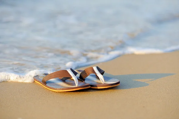Flip flops på en sandig — Stockfoto