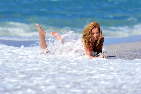 Okyanus kıyısında genç kız — Stok fotoğraf