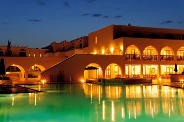 zengin otel gece havuzu tarafı