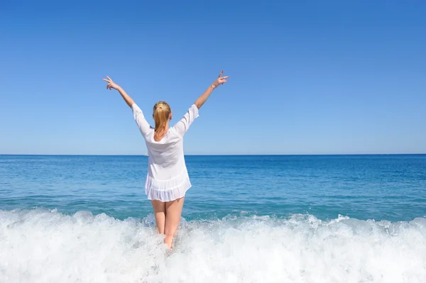 Donna su una spiaggia — Foto Stock