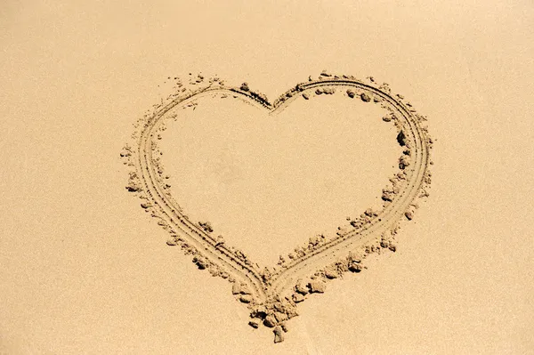 Heart drawn on sand — Stock Photo, Image