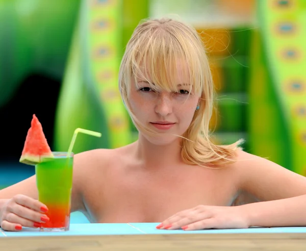 Mädchen mit einem Cocktail — Stockfoto