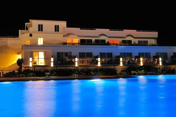 Night pool side of rich hotel — Stock Photo, Image