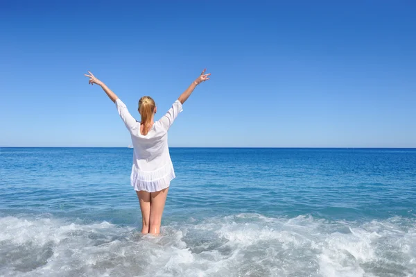 Frau am Strand — Stockfoto