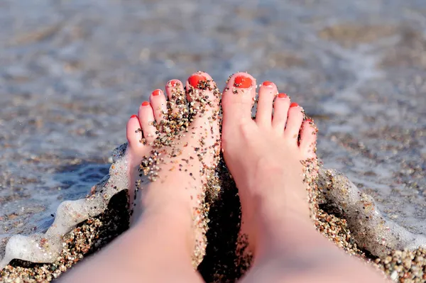 Kvinna fötter närbild av flicka avkopplande på stranden — Stockfoto