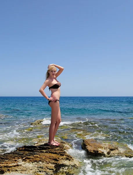 एक समुद्र तट पर महिला — स्टॉक फ़ोटो, इमेज