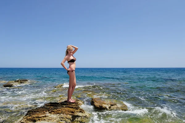 Kvinna på en strand — Stockfoto