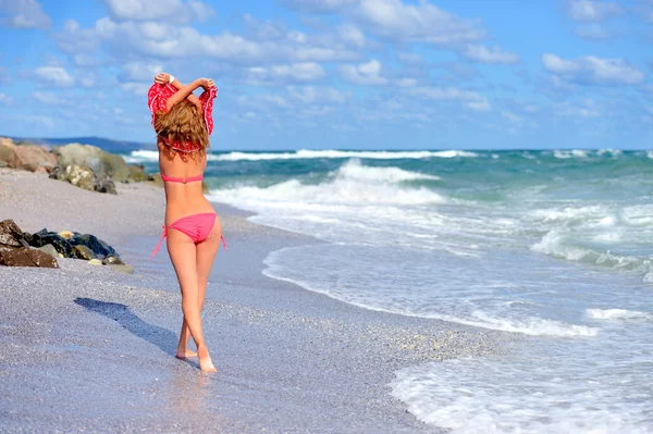 Young girl on the ocean coast — Stock Photo, Image