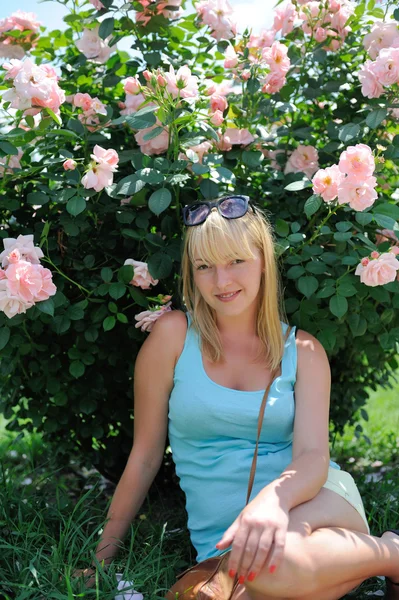 Mulher no jardim com rosas — Fotografia de Stock