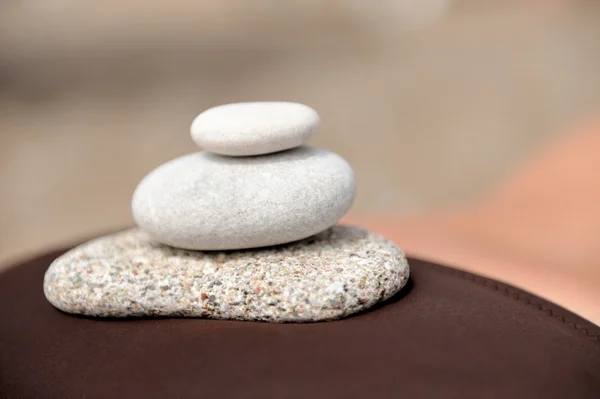 Bitter round stones on the body girl — Stock Photo, Image