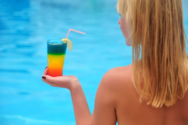 Mädchen mit einem Cocktail — Stockfoto