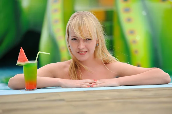 Meisje met een cocktail — Stockfoto