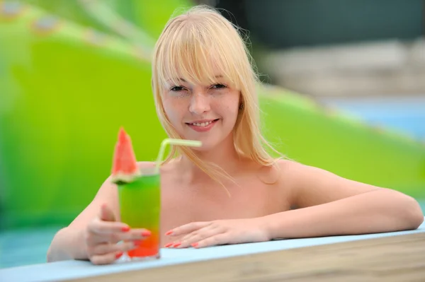 Mädchen mit einem Cocktail — Stockfoto