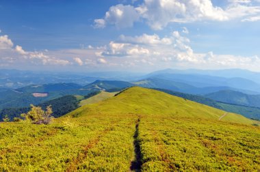 güneşli bir günde dağ manzarası