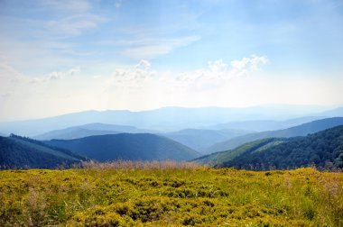 güneşli bir günde dağ manzarası